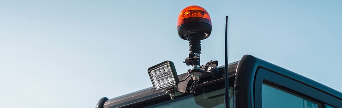 Sicheres Arbeiten am Straßenrand mit Blinklicht