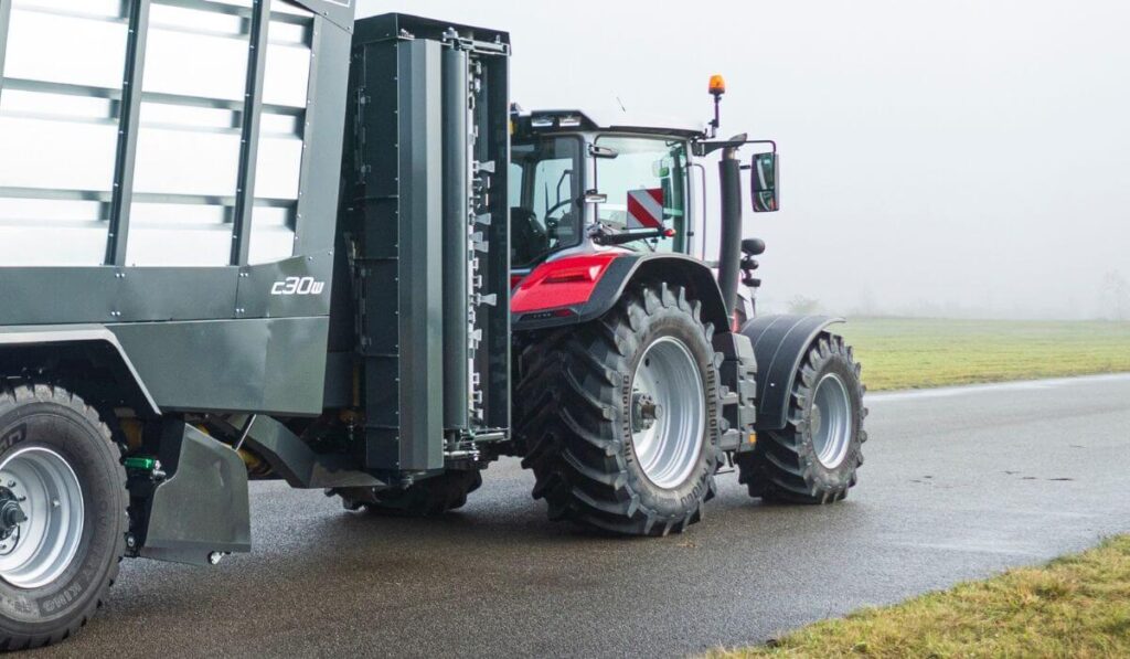 Traktor auf öffentlichen Straßen, welche Regeln gelten? - TRALERT®.