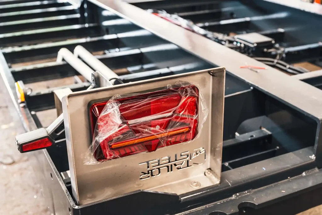 73-Lako-247-Tailor-Steel-trailer-Tralert-LED-verlichting-klein