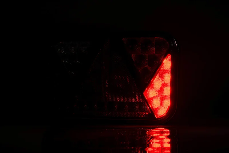 Links | LED achterlicht met geïntegreerde canbus-oplossing Links | LED achterlicht met geïntegreerde canbus-oplossing