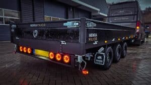 Meeknipperende zijmarkering op aanhanger