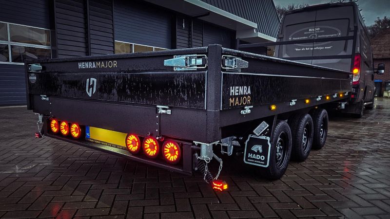 Synchronized Flashing Side Marker on Trailer