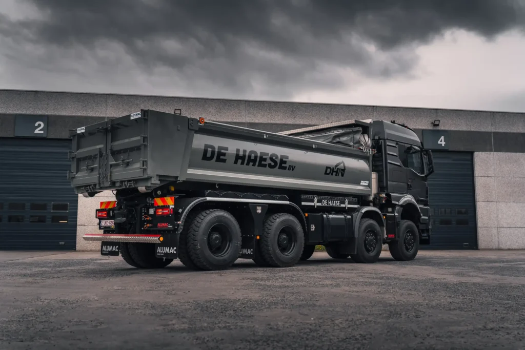 MAN TGS 8x8 met verlichting voor grondwerken
