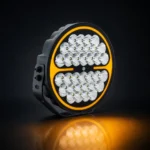 Nova Series zwarte LED verstraler met amber dagrijverlichting op donkere ondergrond