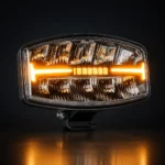Tralert Atlas 320 LED-verstraler met amber flitsfunctie brandend in donkere studio